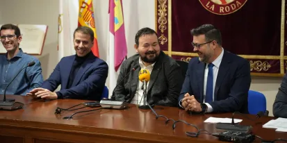 El consejero de Educación, Cultura y Deportes, presentando el acto en La Roda