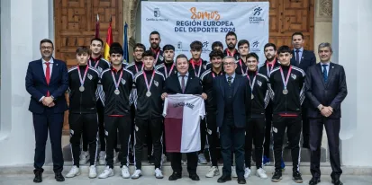 El presidente Page, recibe a la selección sub19 de fútbol de Castilla-La Mancha