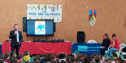 El delegado en Toledo, durante la charla en el CEIP Ntra. Señora del Prado