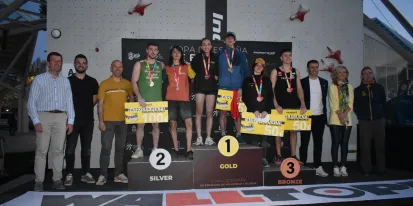 Foto del podium con los representantes de las instituciones públicas