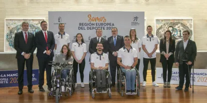 Foto de familia con los deportistas paralímpicos castellano-manchegos