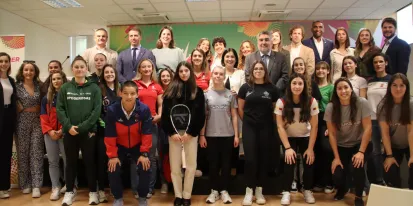 José Manuel Uribes presidiendo la foto de familia de la presentación del Tour Universo Mujer