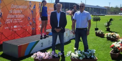 El delegado provincial en la entrega de premios del Cto. de España Universitario de Atletismo