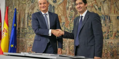 Jose Manuel Caballero con el responsable de Caixabank