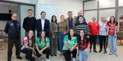 Representantes institucionales con los equipos femeninos de Ciudad Real