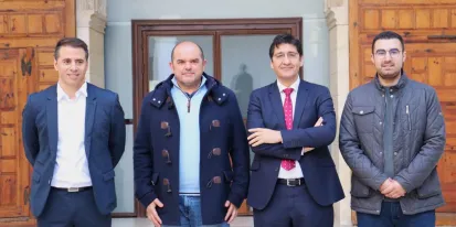 El vicepresidente y el director general con los responsables del Ayto. y promotor del evento