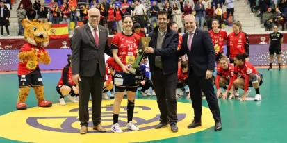 El vicepresidente segundo, entregando el trofeo a la selección ganadora del torneo