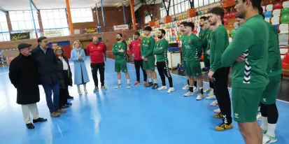 El consejero en su visita al Club Balonmano de conquense