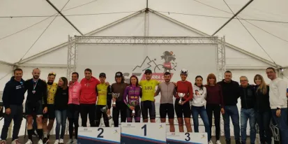 Foto de familia en podio