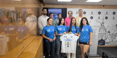 Delegado y equipo en la presentación