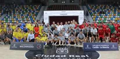 Foto de familia con campeones del balonmano en el trofeo JCCM