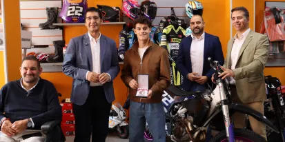 El vicepresidente segundo, con el piloto de motociclismo ciudarrealeño